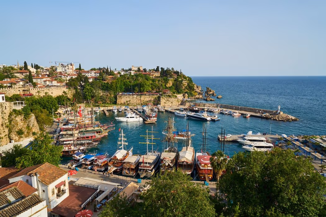 De oude haven van Antalya met boten en kliffen