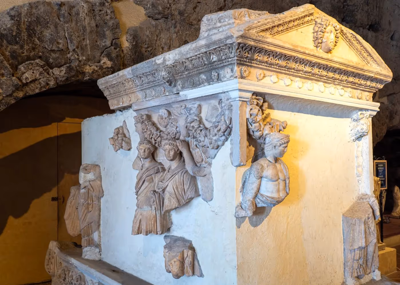 Sarcofaag van marmer, rondom versierd met reliëfs, in het museum van Antalya