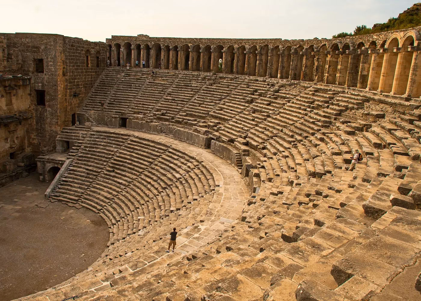 Halfronde rijen stenen zitplaatsen in het Romeinse theater van Aspendos