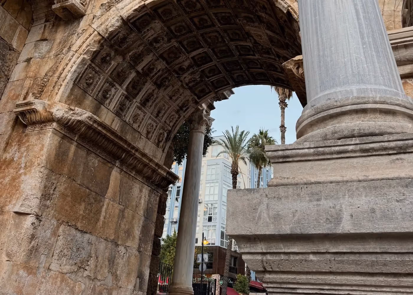 Drie Romeinse bogen van marmer: de Hadrianuspoort in Antalya