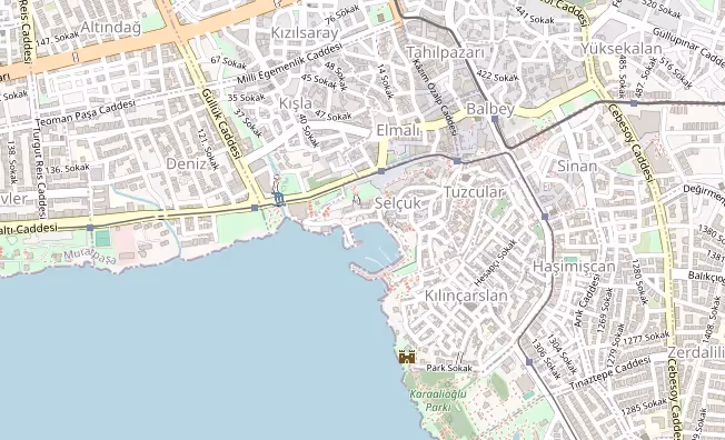 Uitsnede van een kaart met een pin op de haven onder de oude stad van Antalya