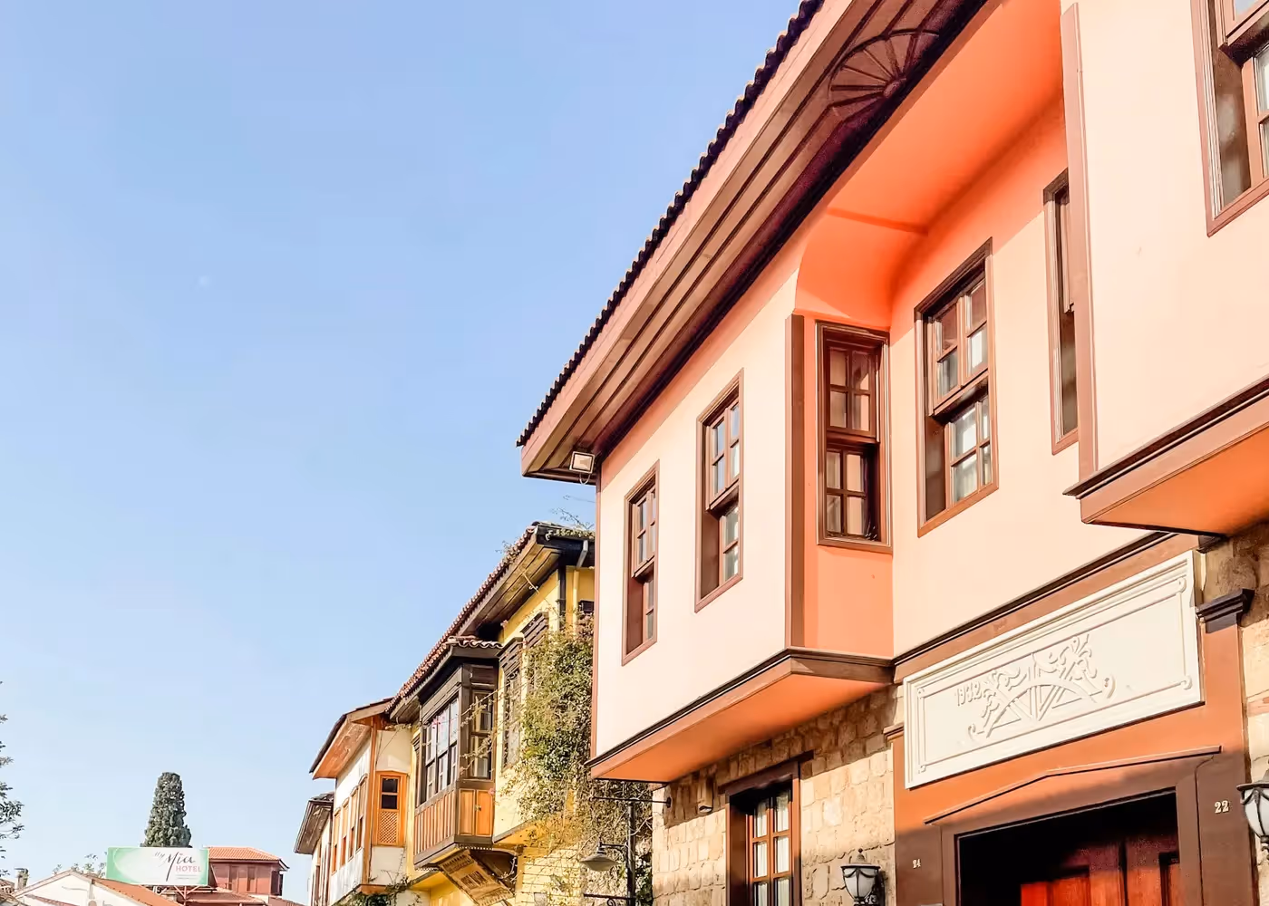 Smal straatje in de oude stad van Antalya met huizen met uitgebouwde houten bovenverdiepingen
