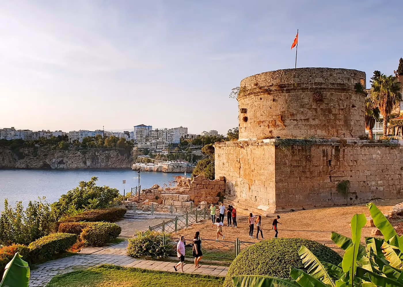 Ronde stenen Hıdırlık-toren tussen het groen van het Karaalioğlu-park in Antalya