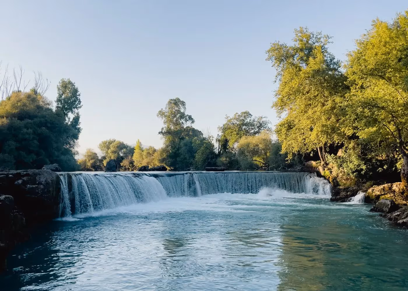 Water dat breed tussen het groen naar beneden komt in het natuurpark Kurşunlu