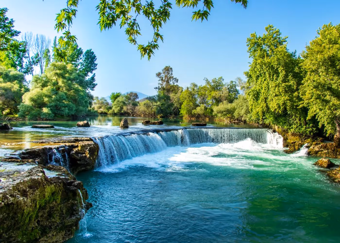 De rivier bij Manavgat schuimt over een lage maar brede drempel van rots