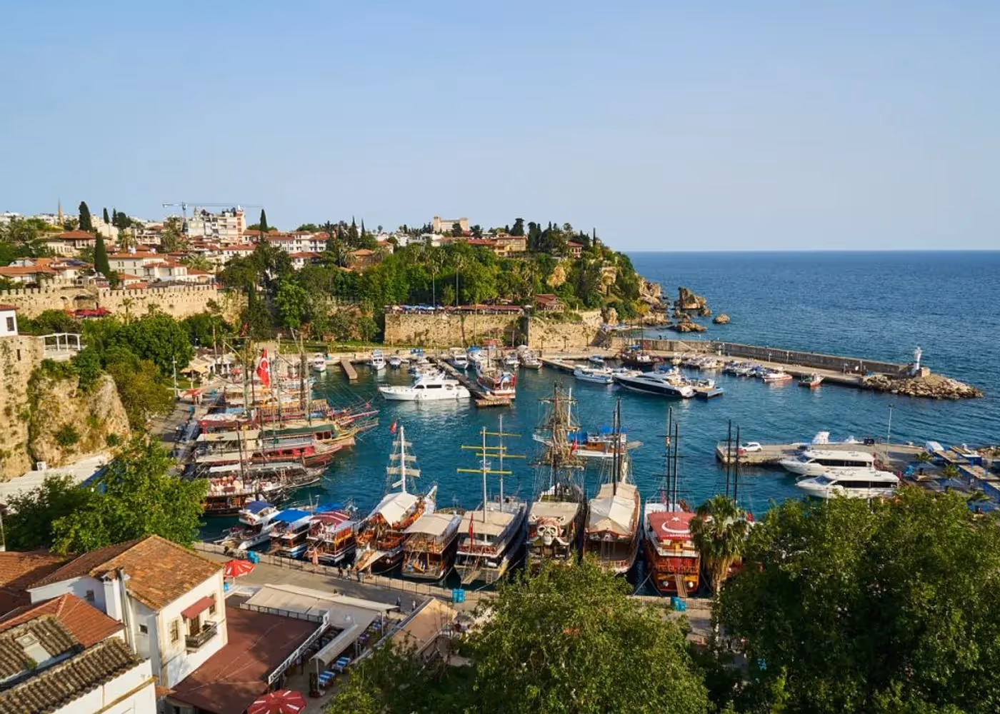 Jachten en rondvaartboten afgemeerd in de ommuurde haven onder Kaleiçi
