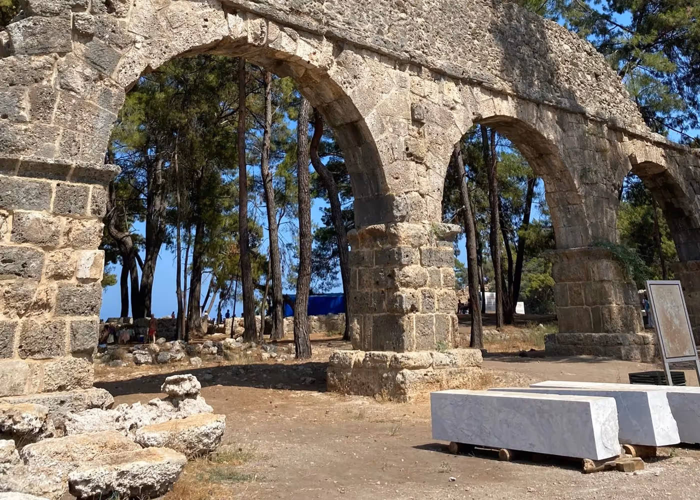 Rij Romeinse aquaductbogen tussen de dennen van Phaselis