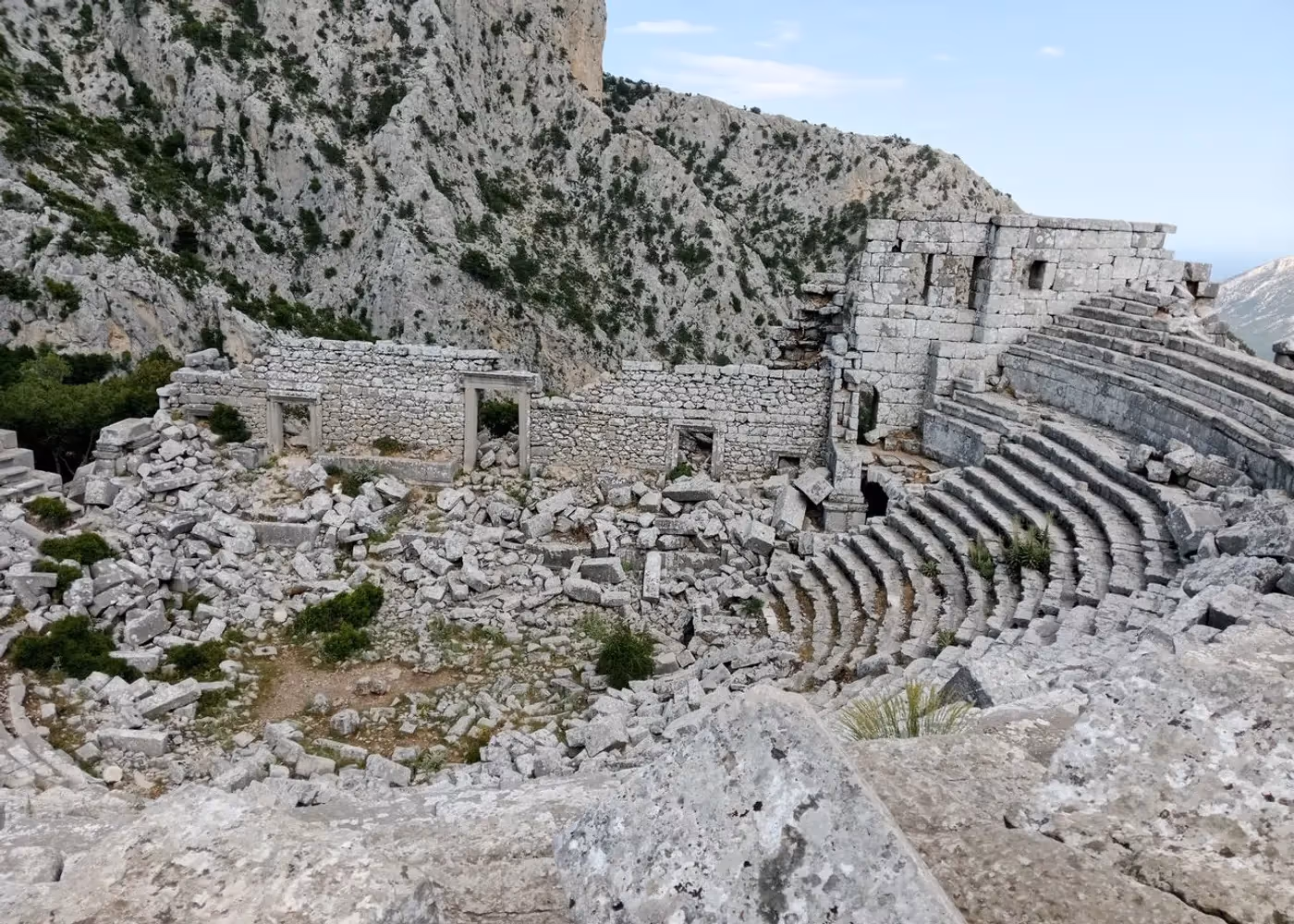 Theater van Termessos, uitgehouwen in een berghelling tussen grillige rotsen