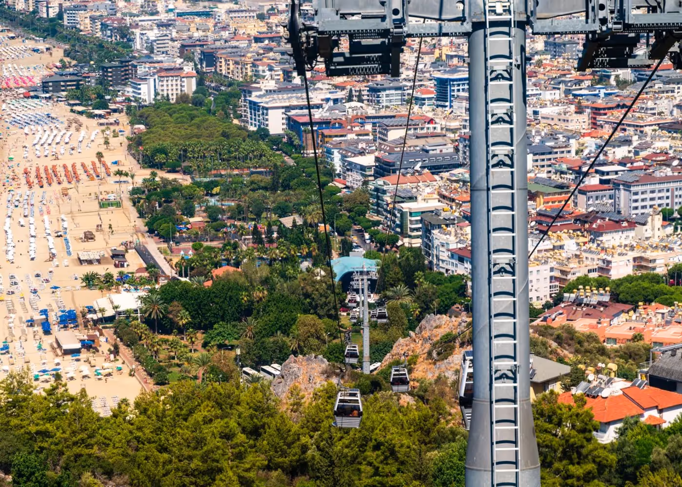 Gondel van de kabelbaan naar Tünektepe hoog boven de boomtoppen bij Konyaaltı