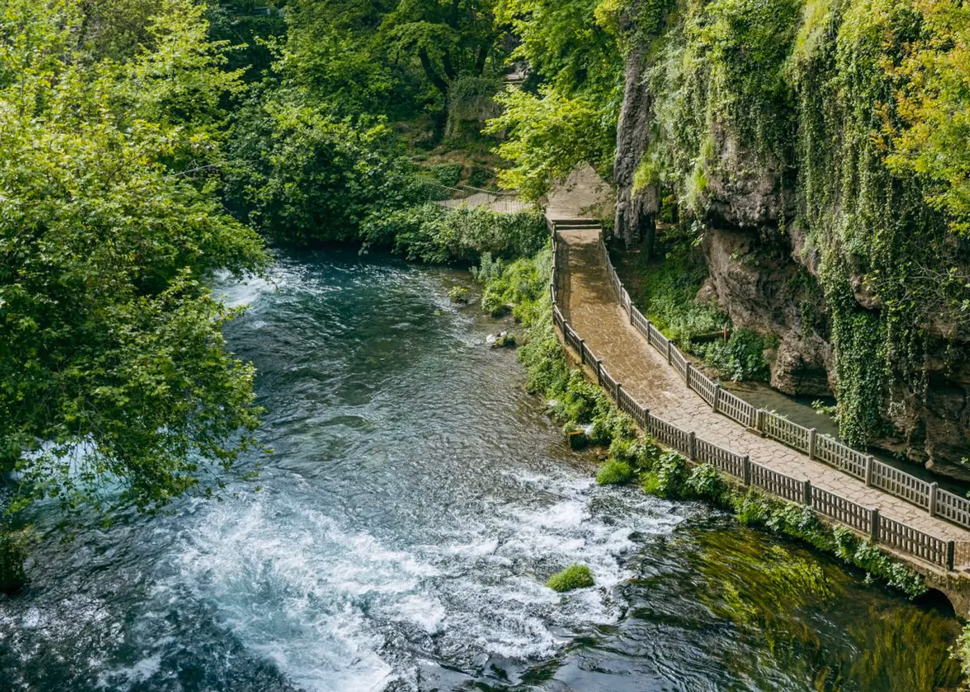 Wandelpad langs het snelstromende water van de Düden in het park van de bovenste waterval