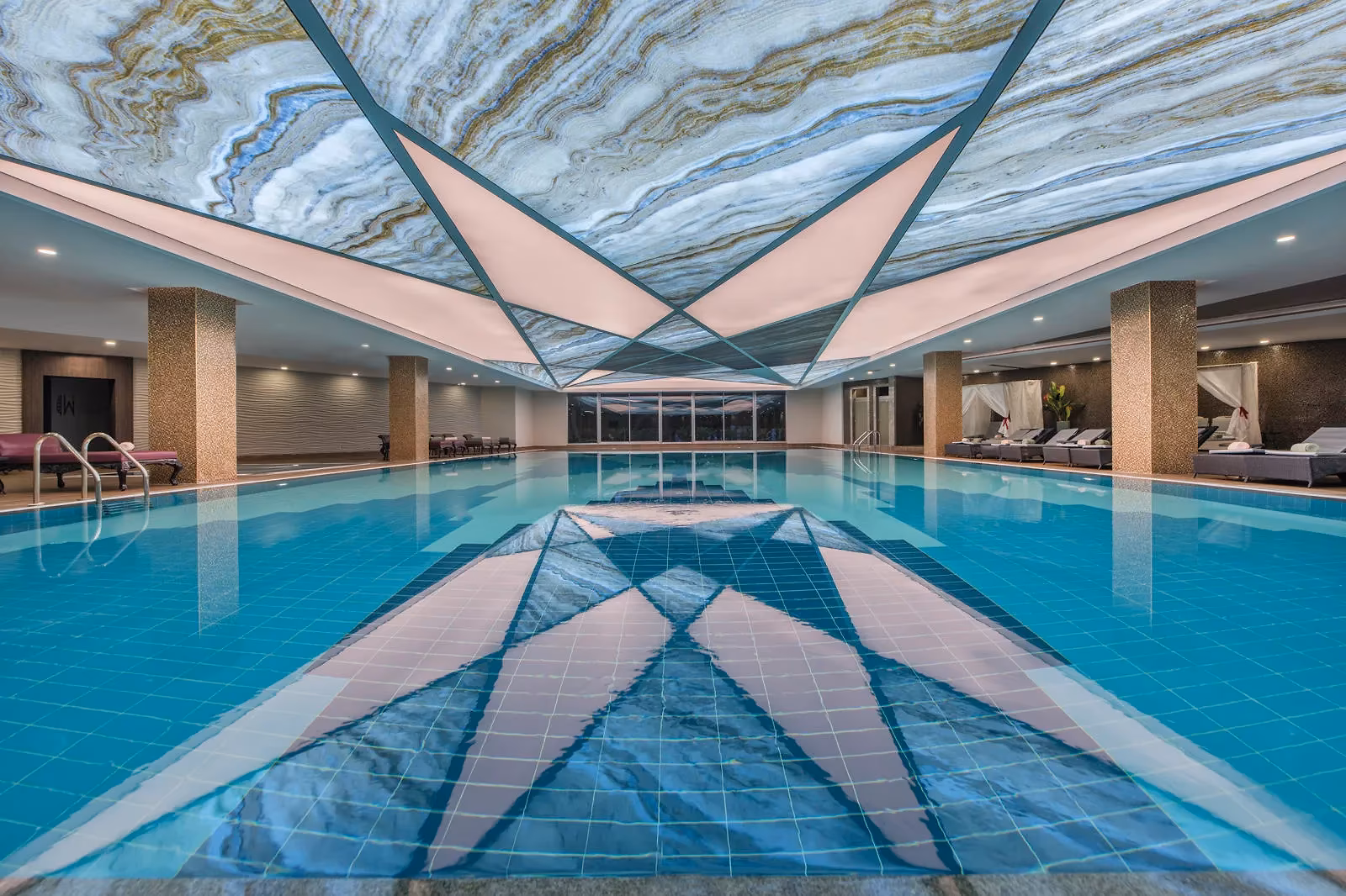Overdekt binnenzwembad met een plafond in marmerlook in Delphin Be Grand