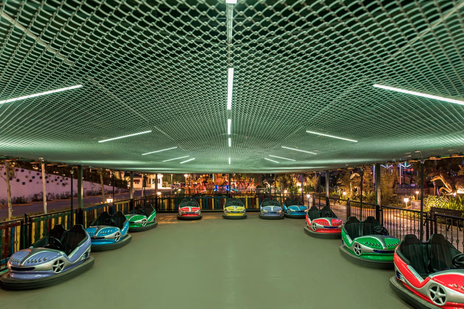 Botsautobaan onder een groen verlicht dak in Delphin BE Grand Resort in Lara