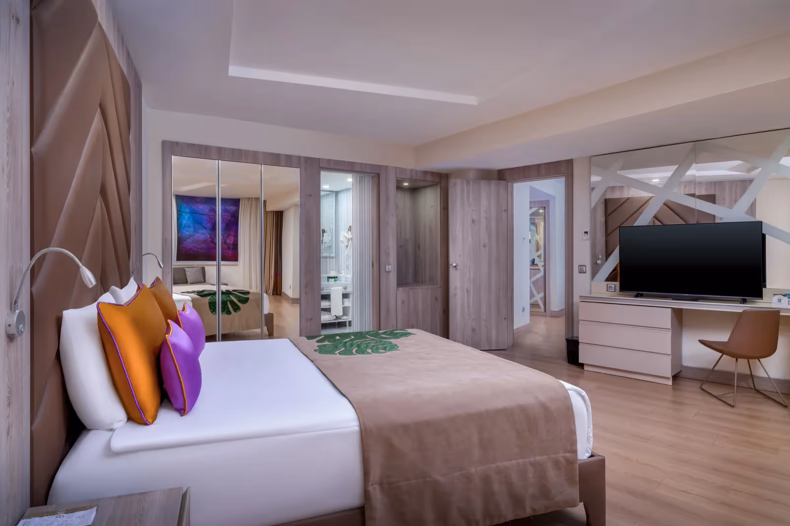 Familiekamer met tweepersoonsbed, tv-meubel en een doorkijk naar de badkamer in Delphin BE Grand Resort in Lara