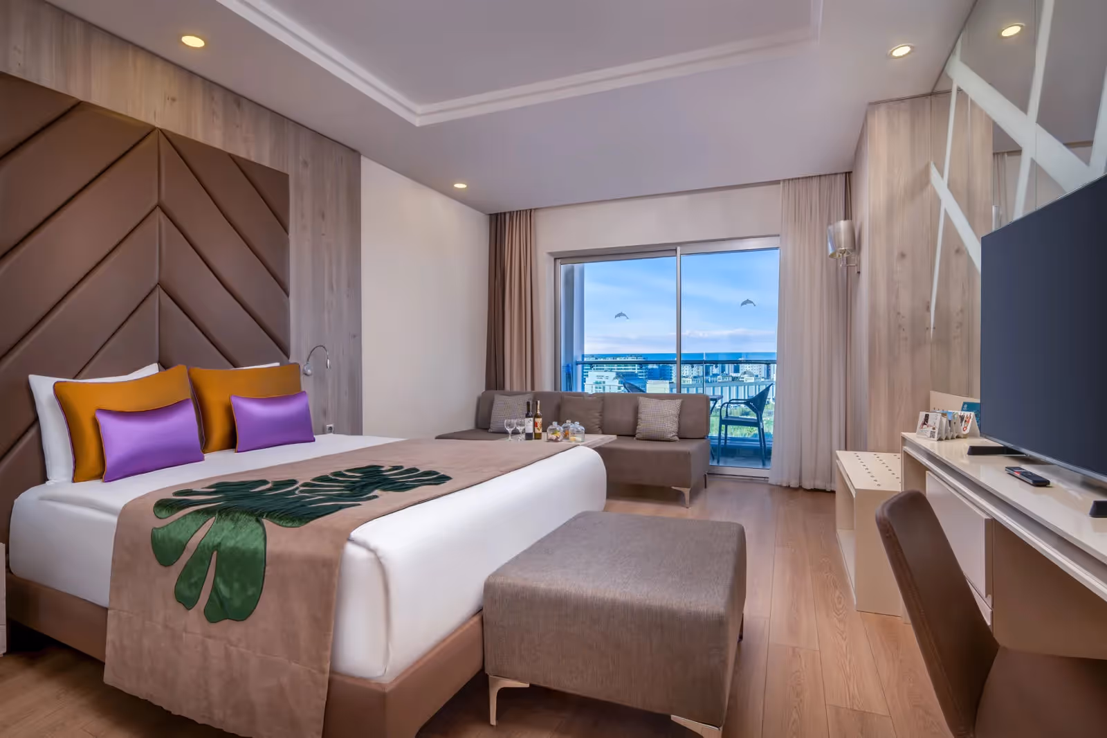 Familiekamer met tweepersoonsbed, een bank en een balkon in Delphin BE Grand Resort in Lara