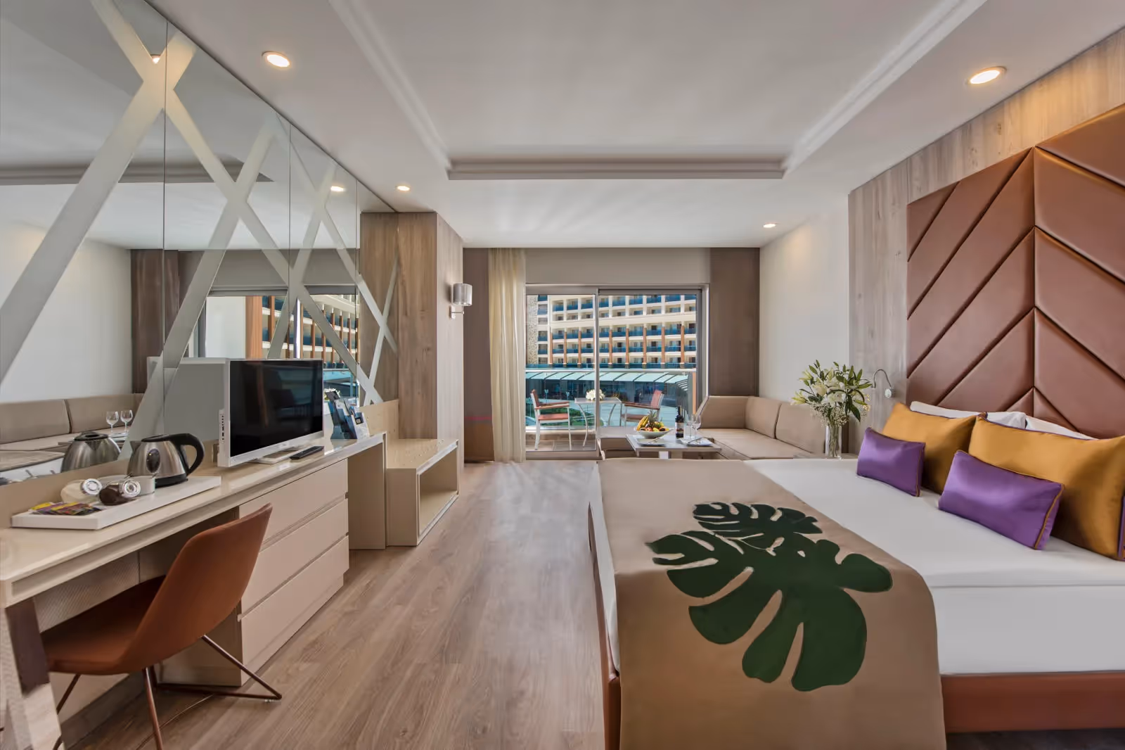 Familiekamer met twee bedden, een bureau en een balkon in Delphin BE Grand Resort in Lara
