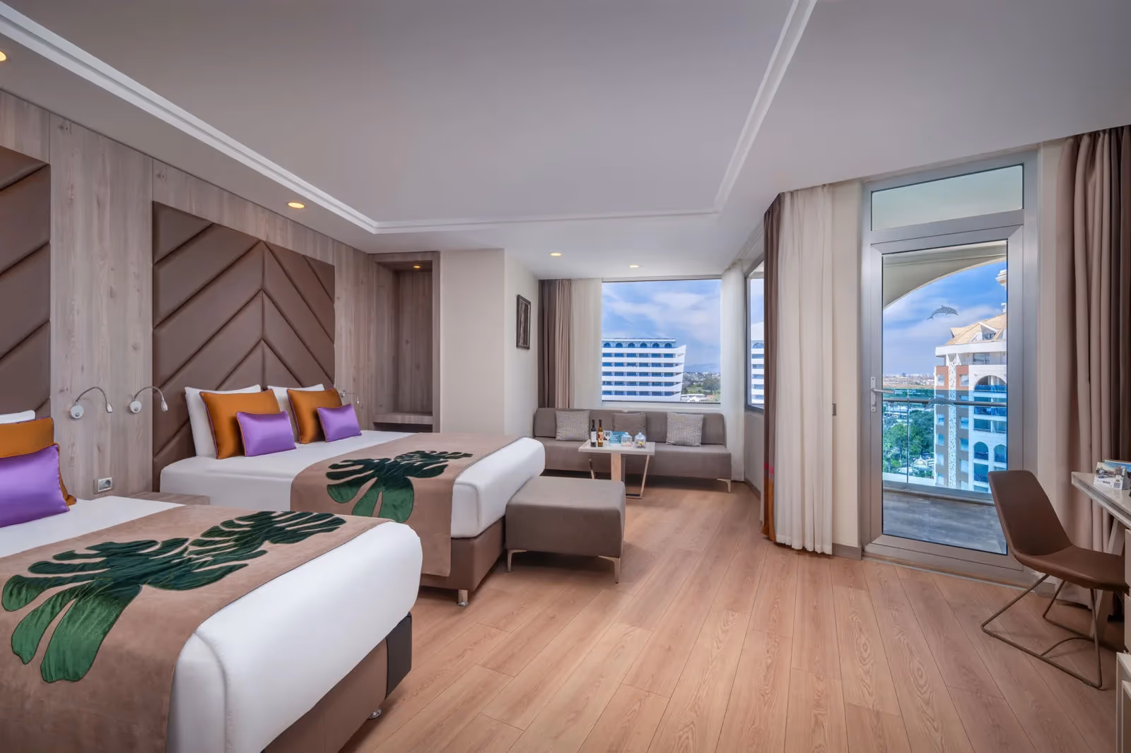 Ruime kamer met twee bedden, een zithoek en een balkon in Delphin BE Grand Resort in Lara