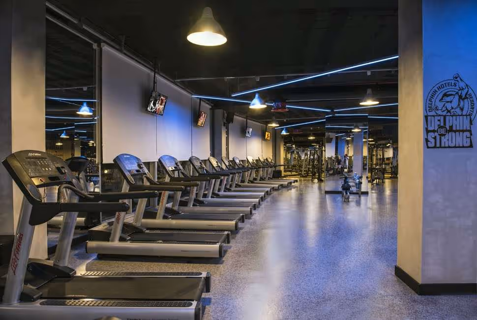 Fitnessruimte met een lange rij loopbanden in Delphin BE Grand Resort in Lara