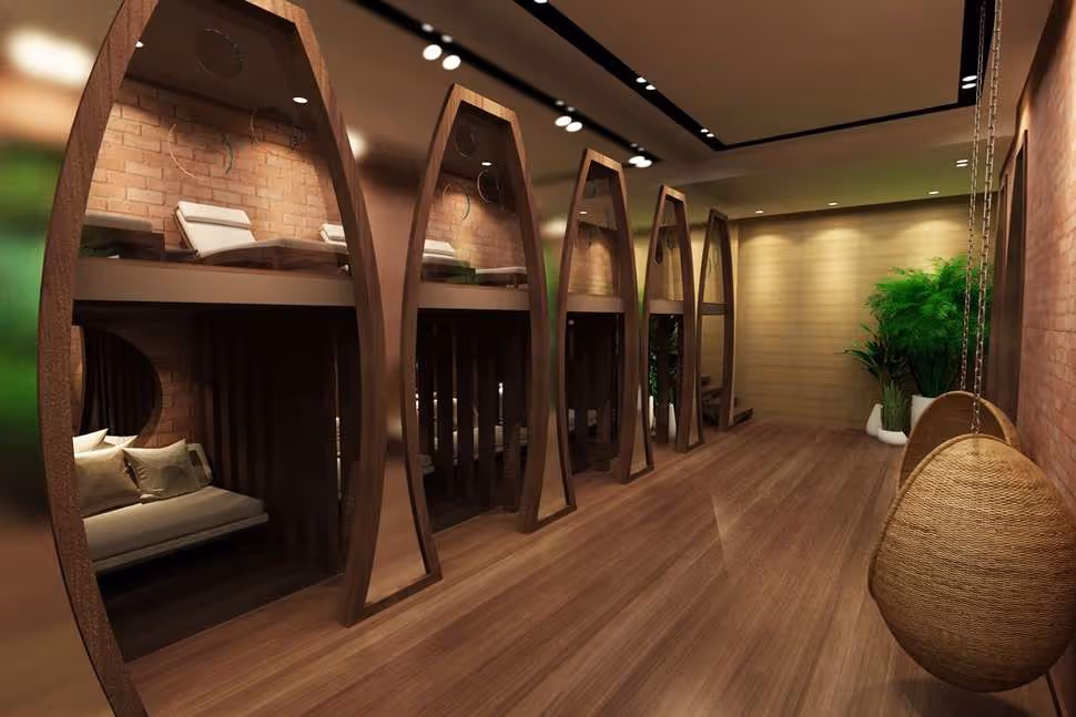 Rustruimte met ligplekken in houten bogen en een hangstoel in het wellnesscentrum van Delphin BE Grand Resort in Lara