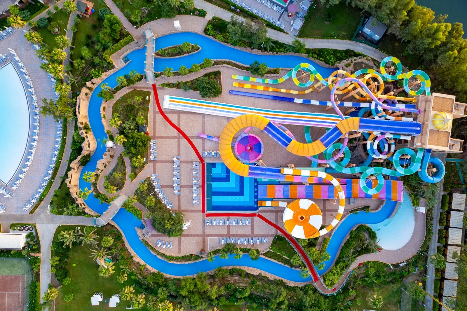 Luchtfoto recht van boven op het aquapark van Delphin Be Grand met gekleurde glijbanen en de lazy river