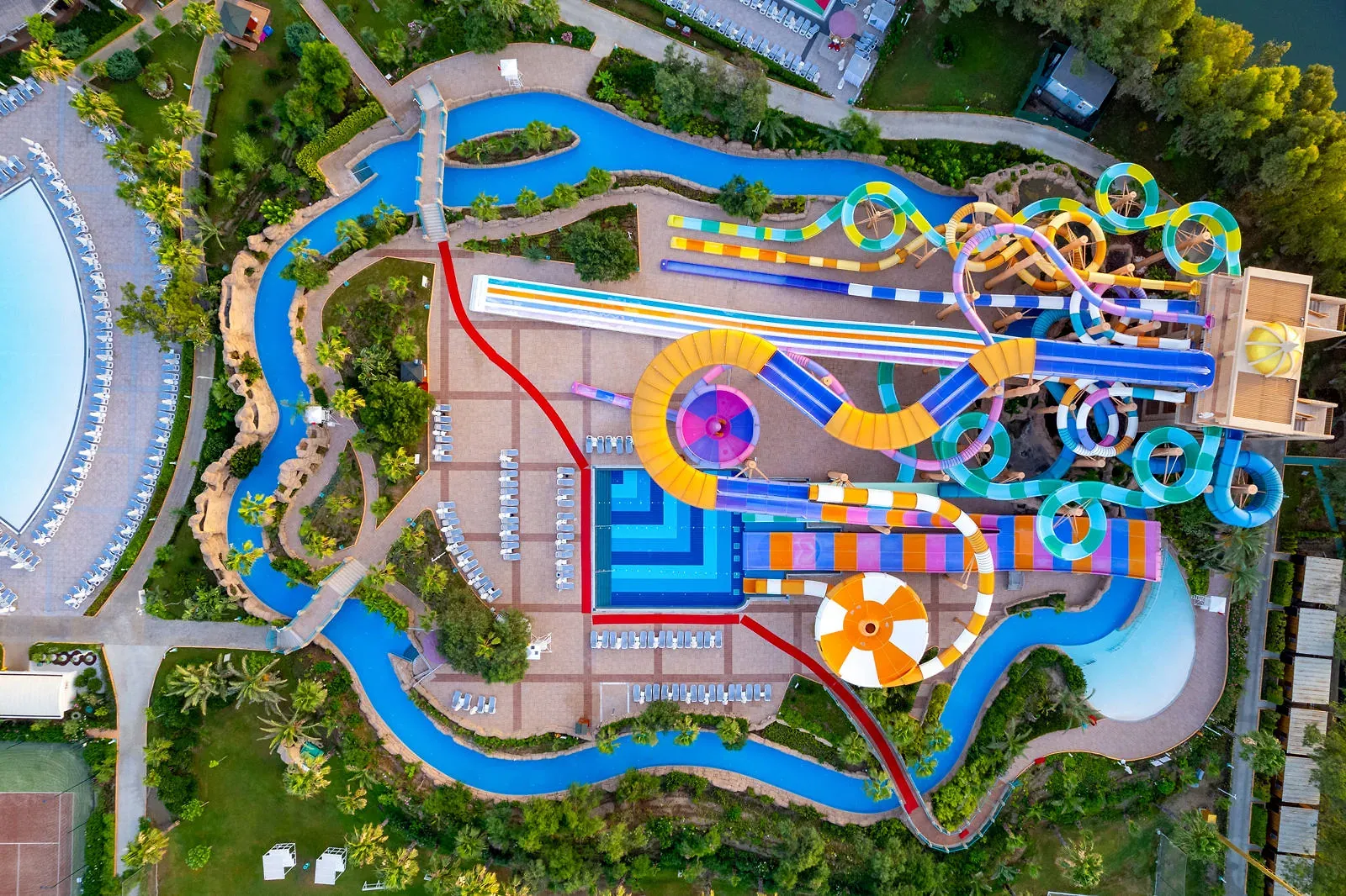 Luchtfoto recht van boven op het aquapark van Delphin Be Grand met gekleurde glijbanen en de lazy river