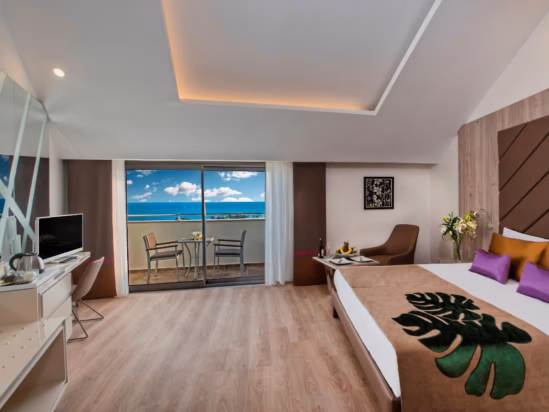 Kamer met tweepersoonsbed, een bureau en een balkon met zeezicht in Delphin BE Grand Resort in Lara