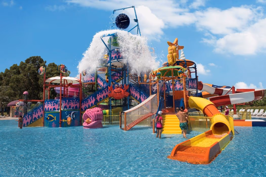 Kinderbad met een waterspeeltoestel, kleine glijbanen en een grote kiepemmer bij Delphin BE Grand Resort in Lara