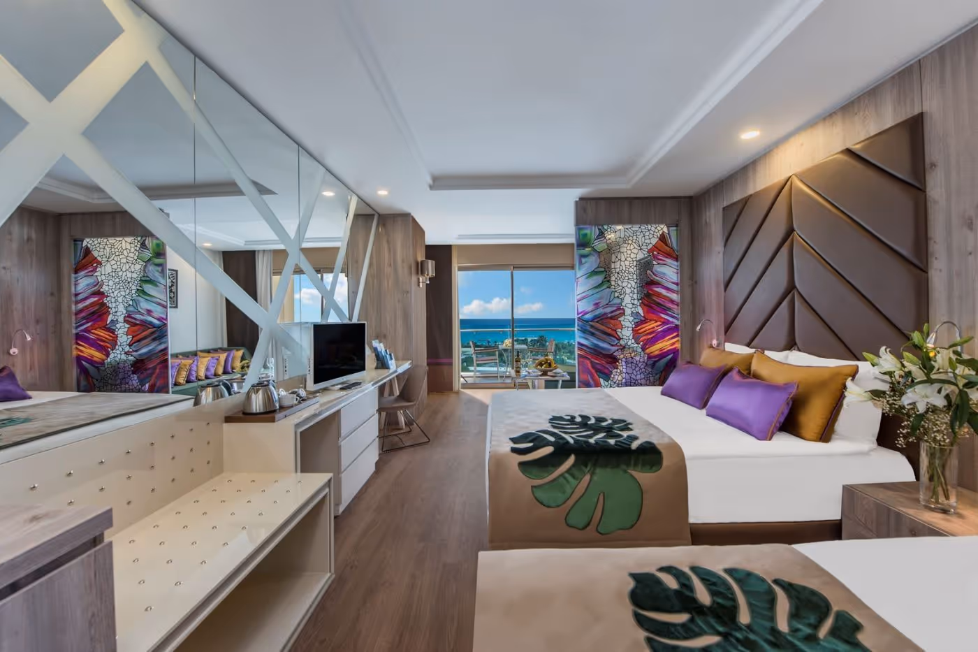 Standaardkamer met twee bedden, een bureau en een balkon met zeezicht in Delphin BE Grand Resort in Lara