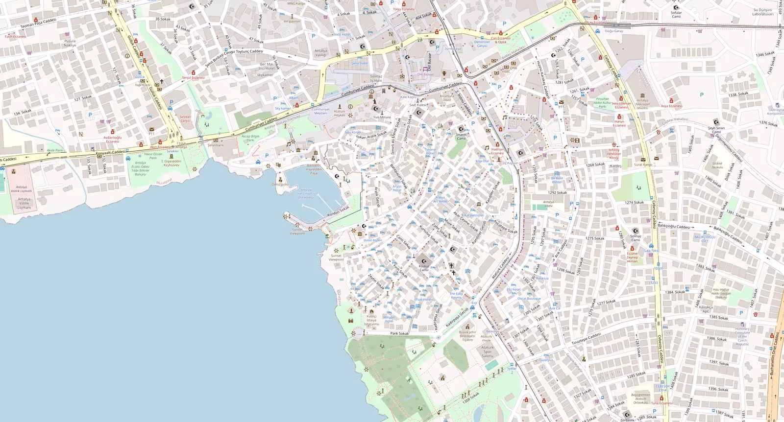 Plattegrond van de oude stad van Antalya en het centrum eromheen, met haven, stadsmuur en het park op de kliffen