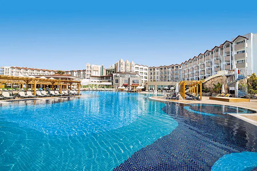 Groot zwembad voor de gebouwen van Arcanus Side Resort in Sorgun