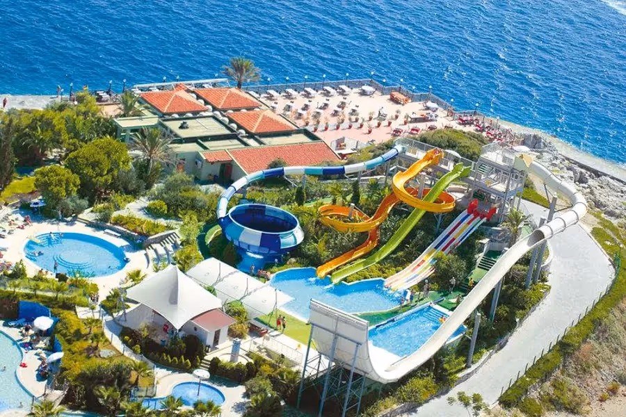 Waterpark en zwembaden van Pine Bay Holiday Resort aan zee bij Kuşadası, van boven gezien