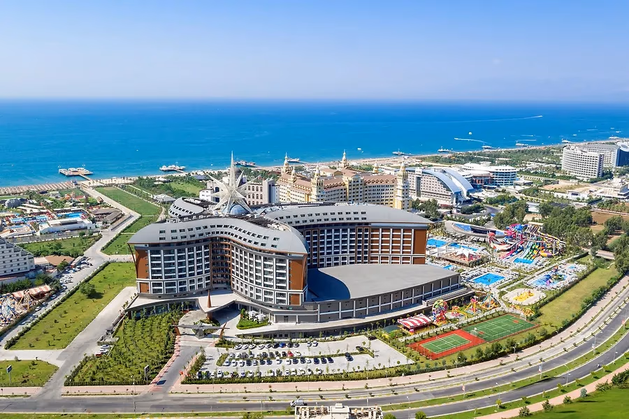 Hotel Royal Seginus in Lara van boven gezien, met de Lara Caddesi en de zee