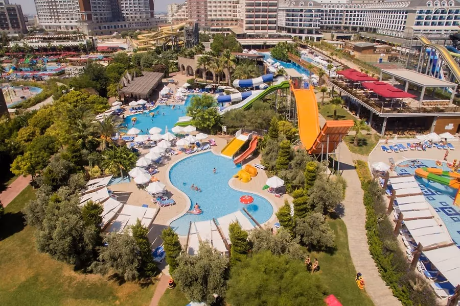 Zwembaden, glijbanen en tuin van Saturn Palace Resort in Lara