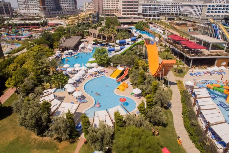 Zwembaden, glijbanen en tuin van Saturn Palace Resort in Lara