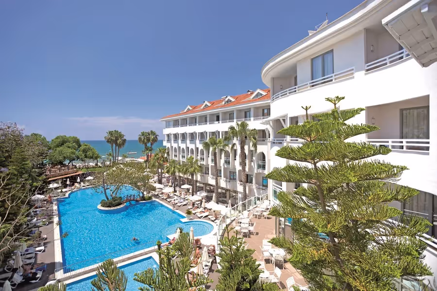 Zwembad en witte gebouwen van Side Star Beach Hotel in Side