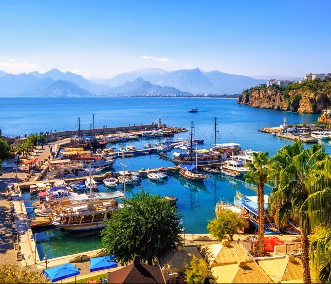 Jachthaven van de oude stad van Antalya met op de achtergrond het gebergte