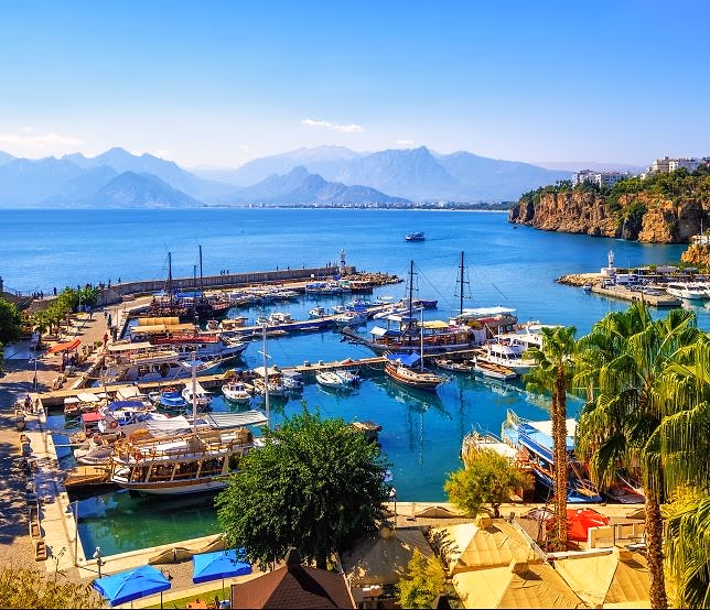 Jachthaven van de oude stad van Antalya met op de achtergrond het gebergte
