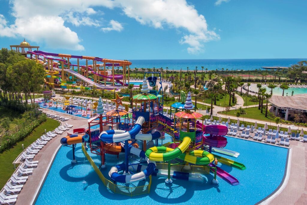 Waterpark Delphin BE Grand waar je van alle glijbanen af kan en eindeloos waterpret kunt hebben