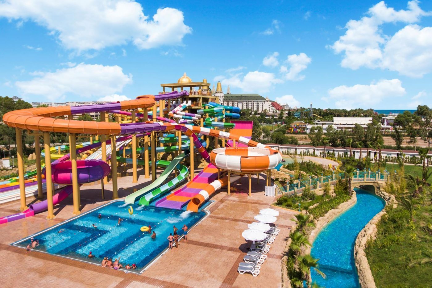delphin be grand turkije zwembad met glijbanen, met daarnaast nog een wilde rivier waar je in kan chillen